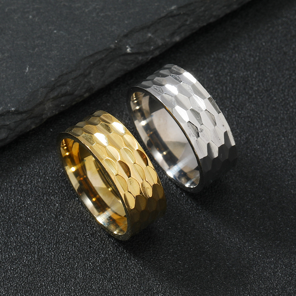 跨境热销钛钢戒指男士时尚简约捶打凹凸纹情侣戒指指环不锈钢饰品详情3