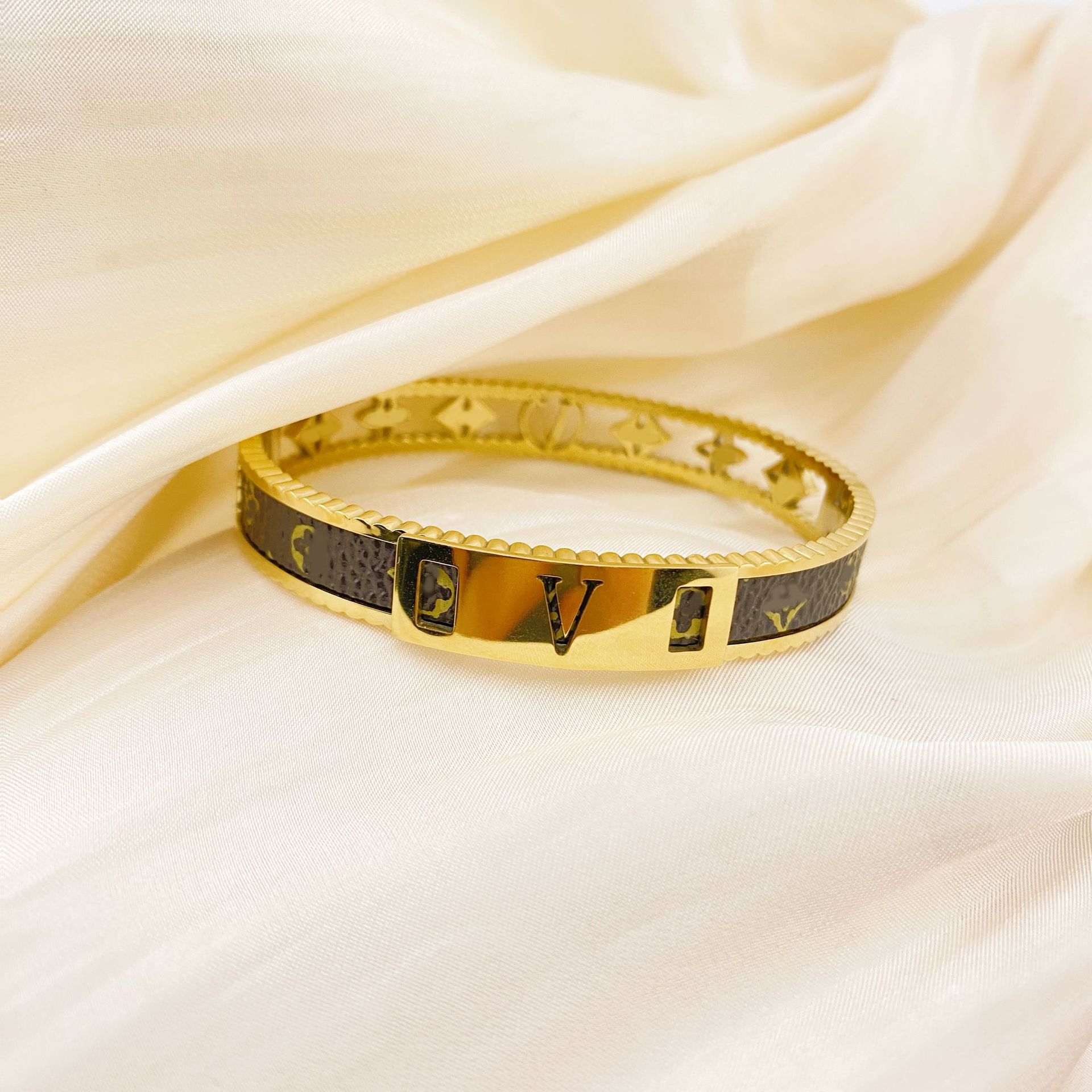 The four-leaf Clover series bracelet with a European and American light luxury style, made of titanium steel, exudes a sense of high-end simplicity and individuality. It is a fashionable and trendy jewelry pic 6