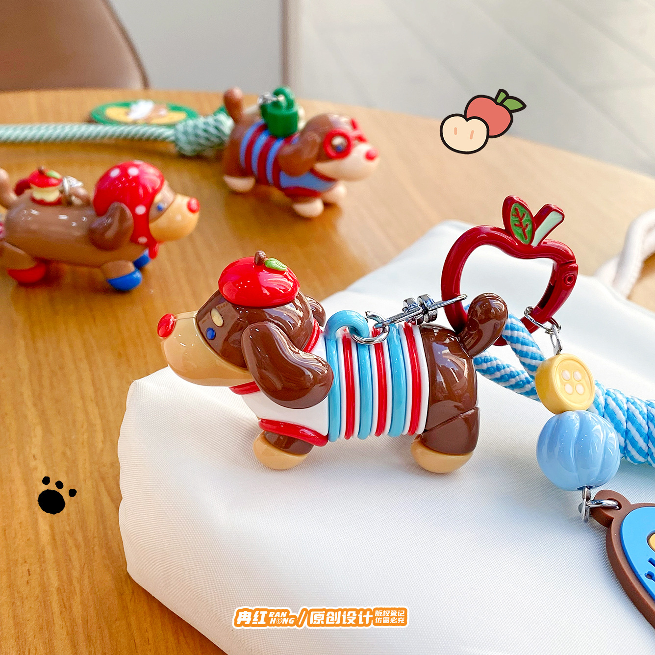 创意潮流苹果腊肠狗公仔钥匙扣趣味可爱闺蜜情侣包包挂件礼物货源详情4