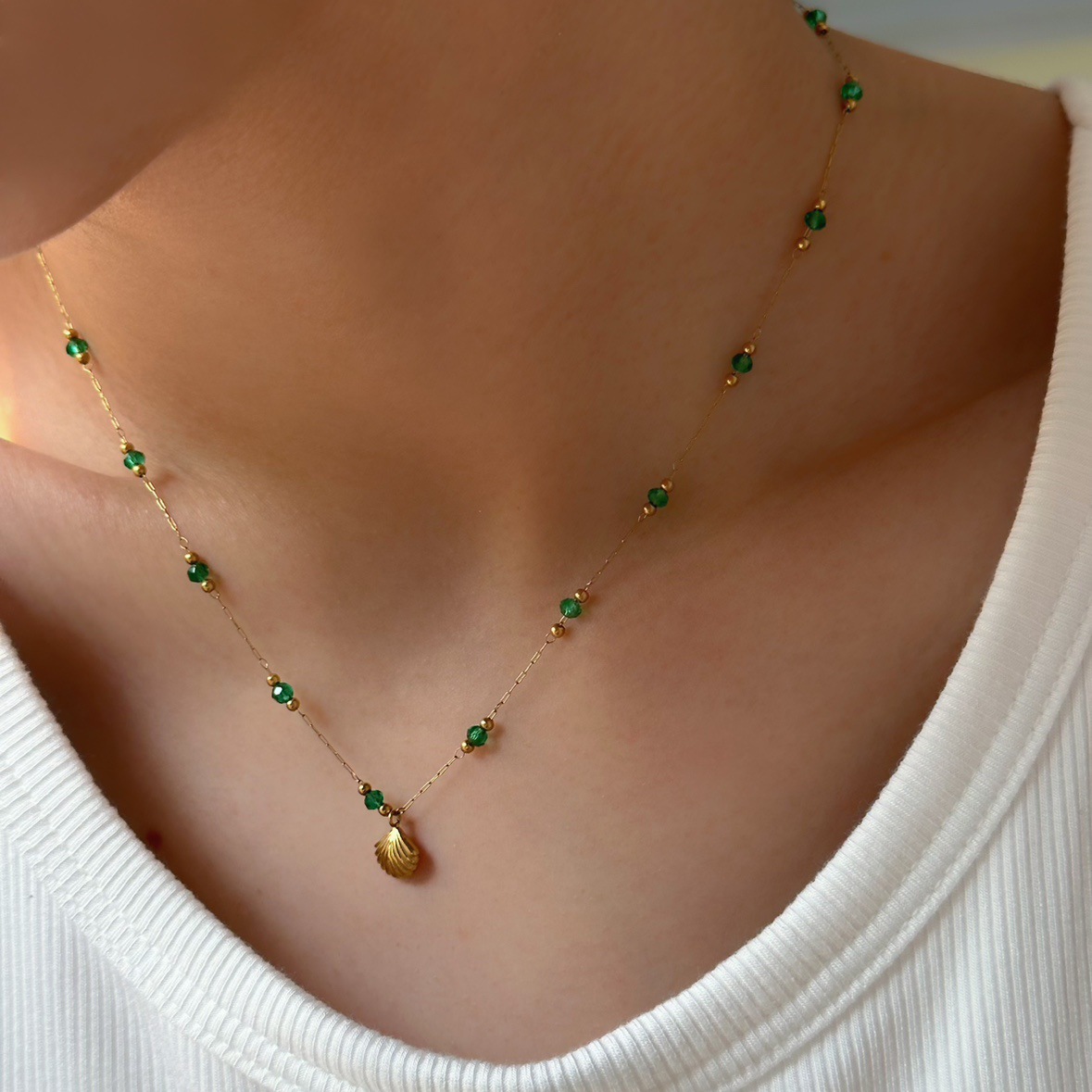Light luxury retro emerald bead necklace, niche gold shell necklace, high-end design sense for women, elegant titanium steel collarbone chain pic 3