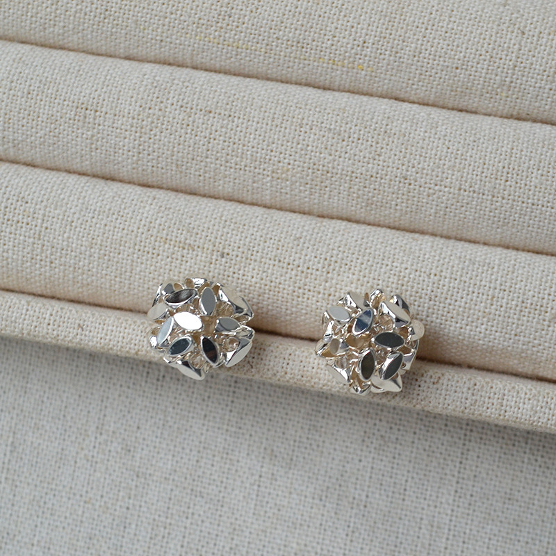 墙裂推荐小众ins风多切面闪亮银色镂空花球日常简约气质耳钉耳饰详情5