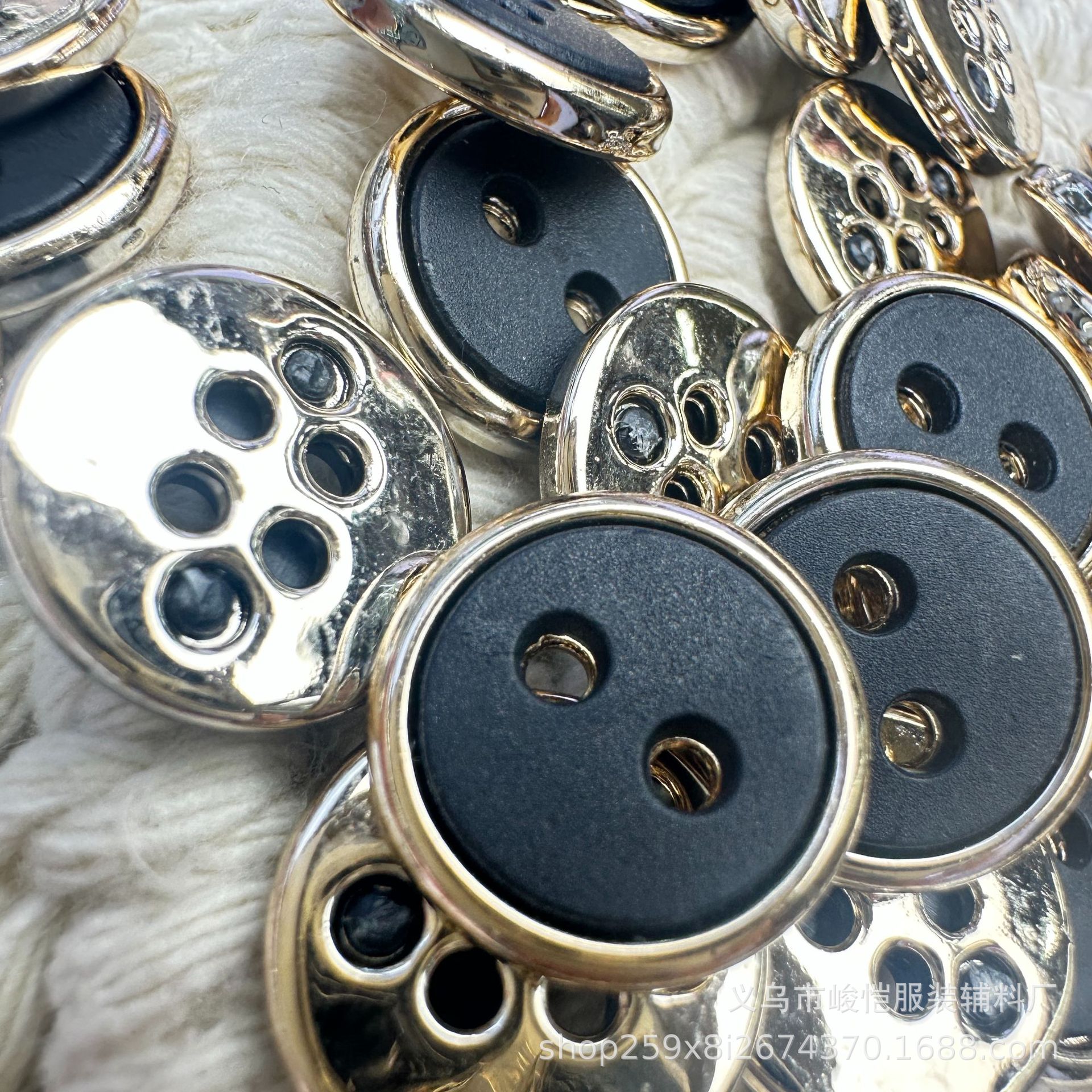 Resin button wrapped copper pearlescent true corrugated button, high-end shirt T-shirt, four-eye and two-eye small button manufacturer in stock pic 6
