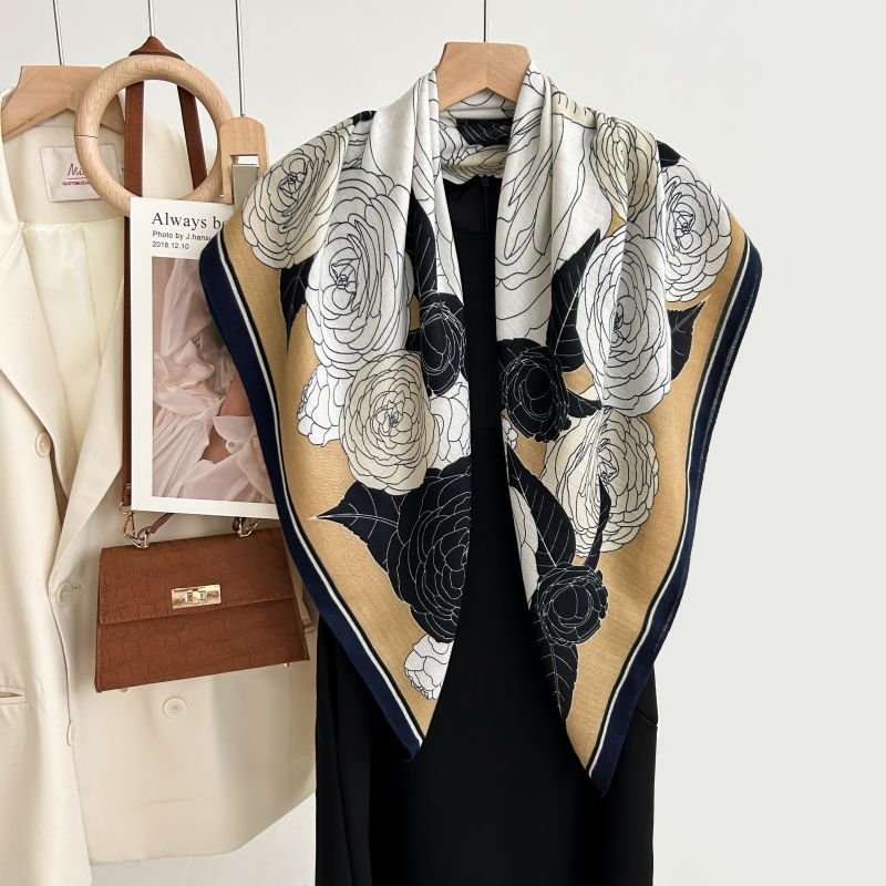 秋冬韩版白色花朵印花清新优雅90方巾人字纹披肩柔软亲肤保暖围巾详情20