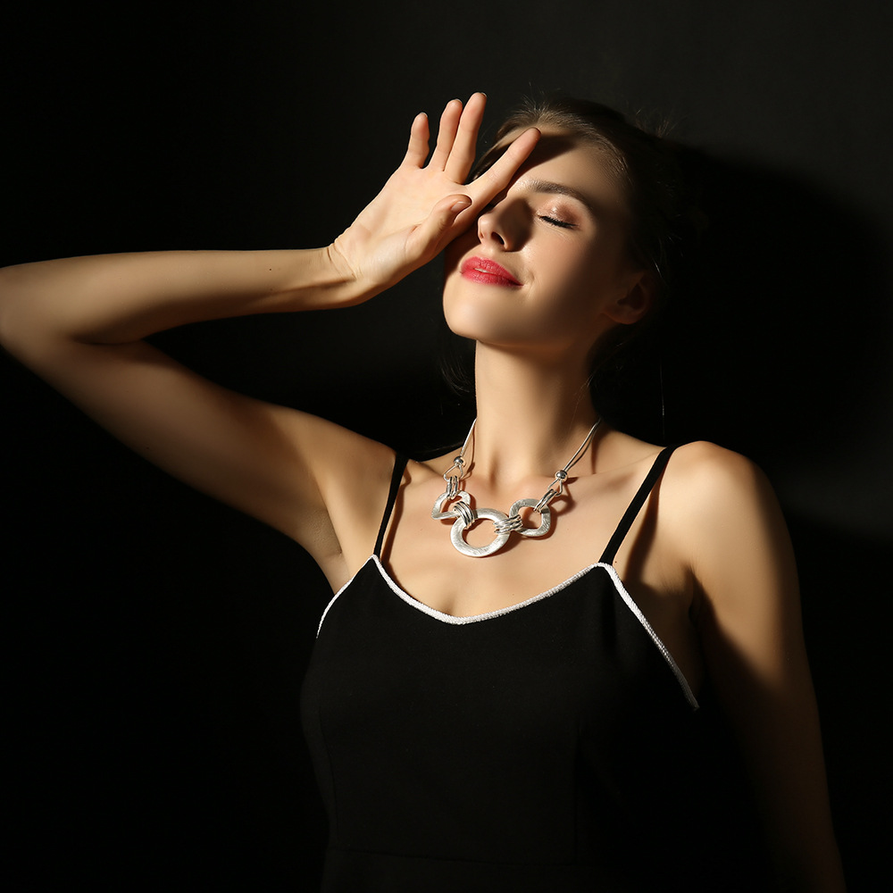 短项链亚马逊跨境热销欧美流行几何镂空圆形短链女士金属锁骨链详情5