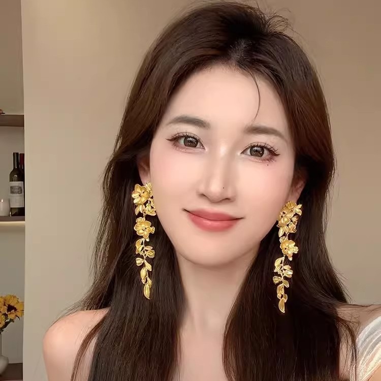 Spring/Summer 2025 fresh and elegant flower earrings for women, a light luxury and high-end look, pearl stud earrings, super fairy-like, versatile and elegant earrings pic 11