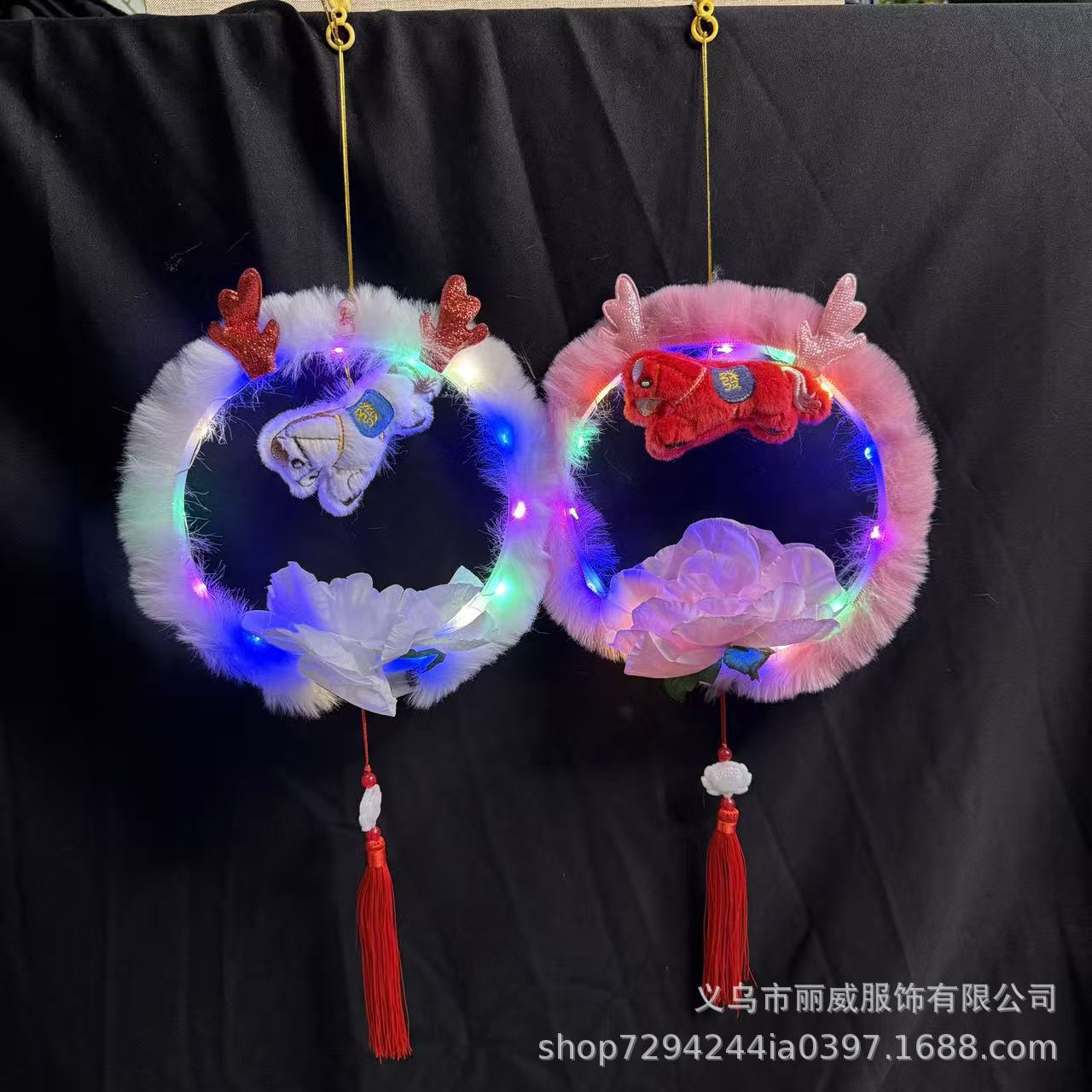 The new feathered Horse Year small lanterns of 2026 are bestsellers. They are set up at street stalls in scenic spots at night markets, shining brightly and selling well pic 3
