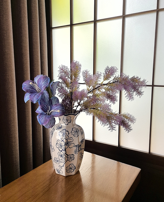 A new Chinese-style high-end retro blue and white porcelain octagonal ceramic vase, a realistic flower arrangement decorative item for the entrance hall of the living and dining room pic 2