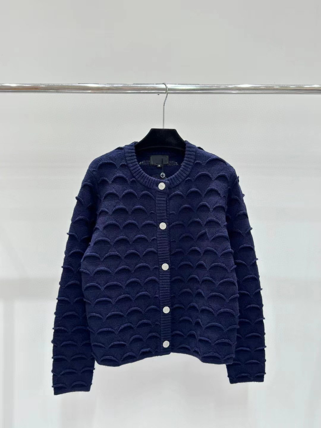 High-end Chanel 24 early autumn new round-neck single-breasted fish-scale knitted cardigan for women, gentle and fashionable pic 4