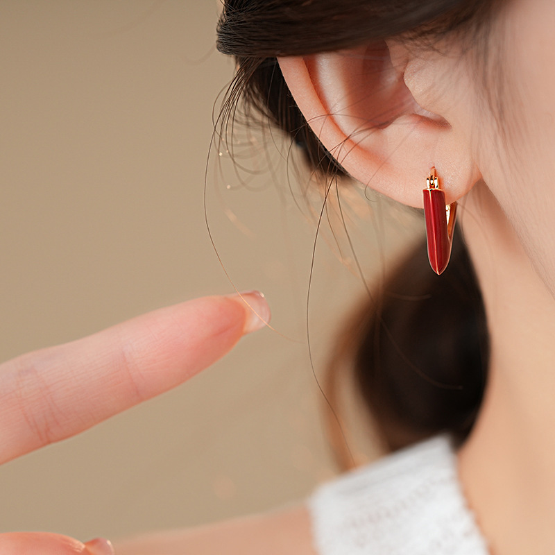 安可拉红色滴油V形字母耳环复古港风耳扣欧美轻奢气质高级感耳饰详情6