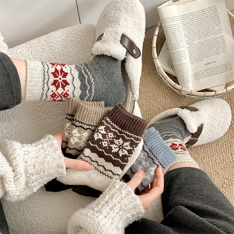 Thick and warm Fairisland retro wool striped socks for women, Japanese style autumn and winter color-blocked snow pattern pile socks pic 6