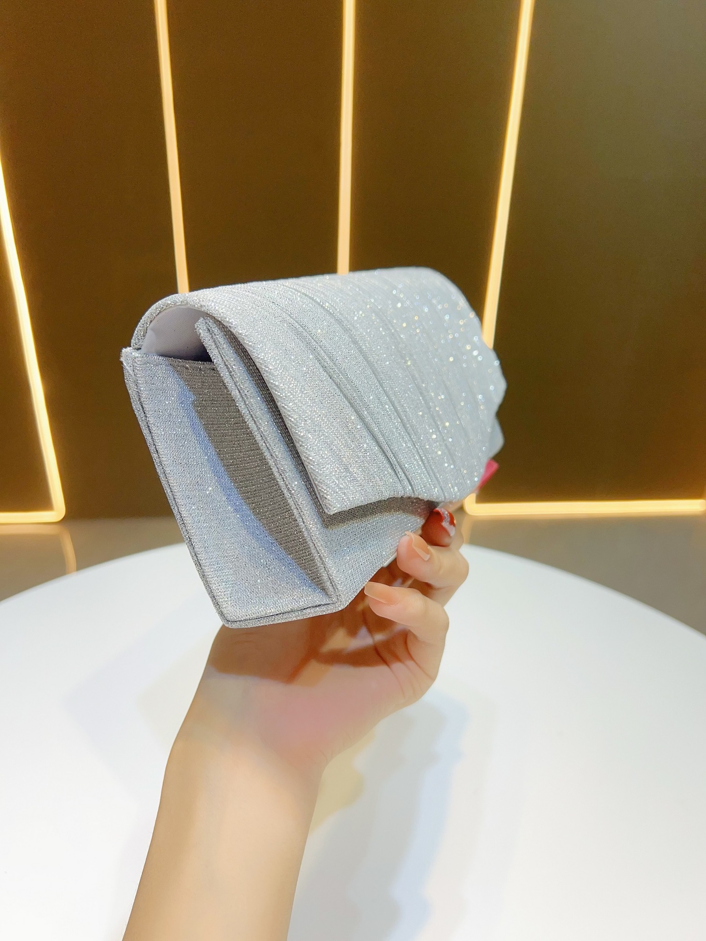 女士银色晚宴褶皱闪亮高级感手拿包晚装包礼服手包女士婚礼女包详情5