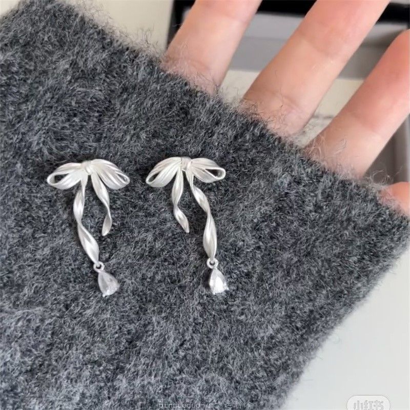 Pure white ribbon bow ~ Matte metal ribbon girlish bow stud earrings and earrings, exquisite and niche Hong Kong style pic 1