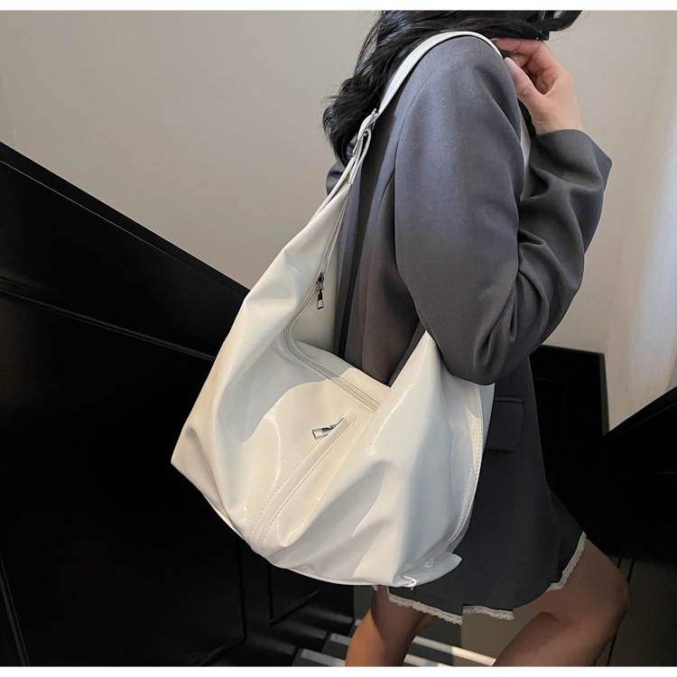 大容量腋下包女2025新款春夏季休闲百搭单肩斜挎包流行通勤饺子包详情21