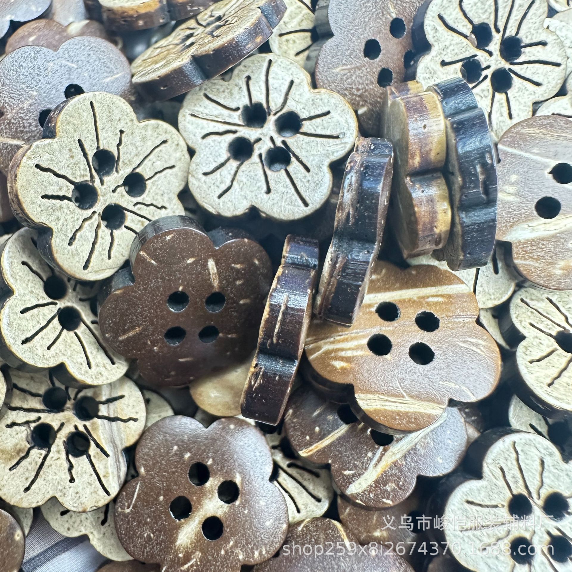 Wholesale of natural coconut laser buttons, plum blossom four-hole buttons, single shoes, boots, decorative knitted sweaters, cardigan buttons pic 4