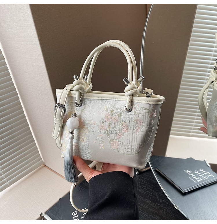 手拎新国潮式刺绣包包女2025春夏新款国风绣花时尚水桶包百搭斜挎包详情20