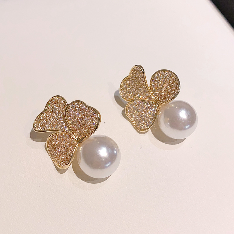 New best-selling copper-inlaid zircon stud three-petal flower pearl earrings, high-end design earrings, exquisite and versatile for women pic 11