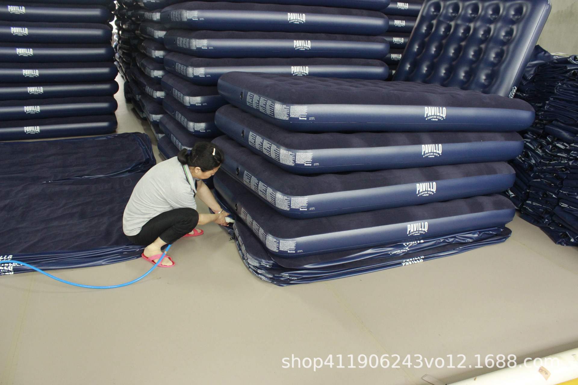 新款可收纳便携式植绒充气床野营户外充气床垫高端彩盒礼盒包装工厂直销懒人野外充气床详情14