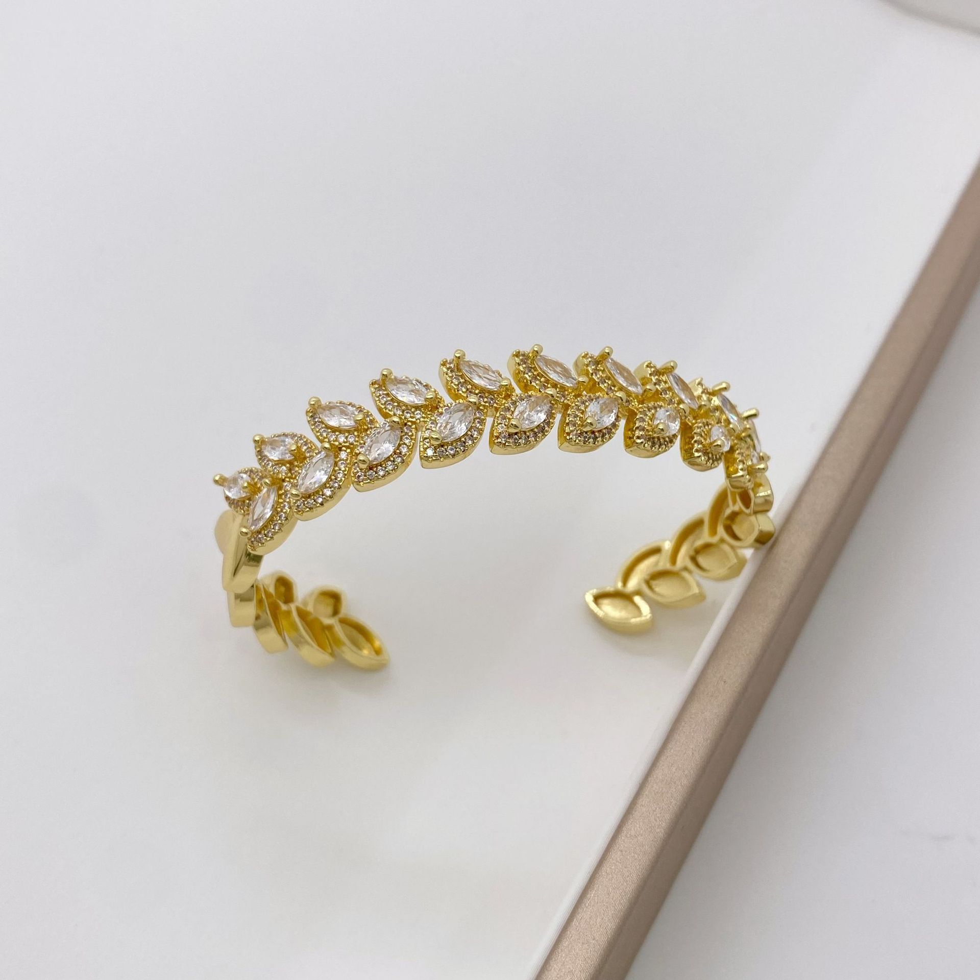 Copper-plated 18K gold sparkling light luxury high-end leaf ring bracelet set, exquisite and fashionable style set wholesale pic 10