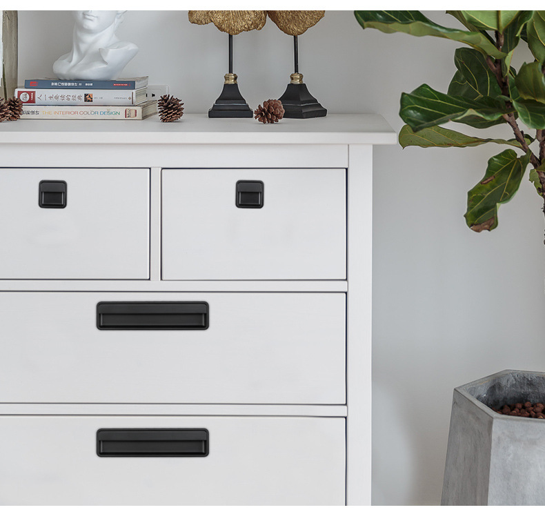 The black invisible handle of the tatami is embedded with the drawer handles of the cabinets and wardrobes. The sliding door is equipped with a golden concealed embedded handle pic 27