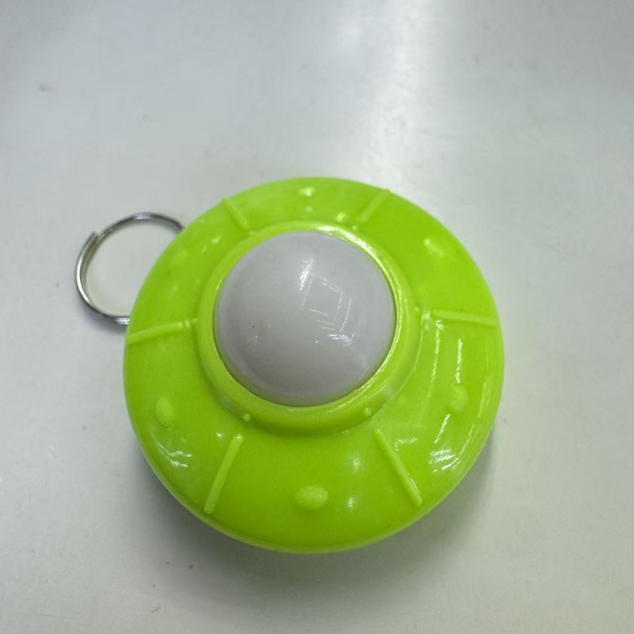 趣味创意闪光飞碟造型发光玩具钥匙扣厂家批发详情5