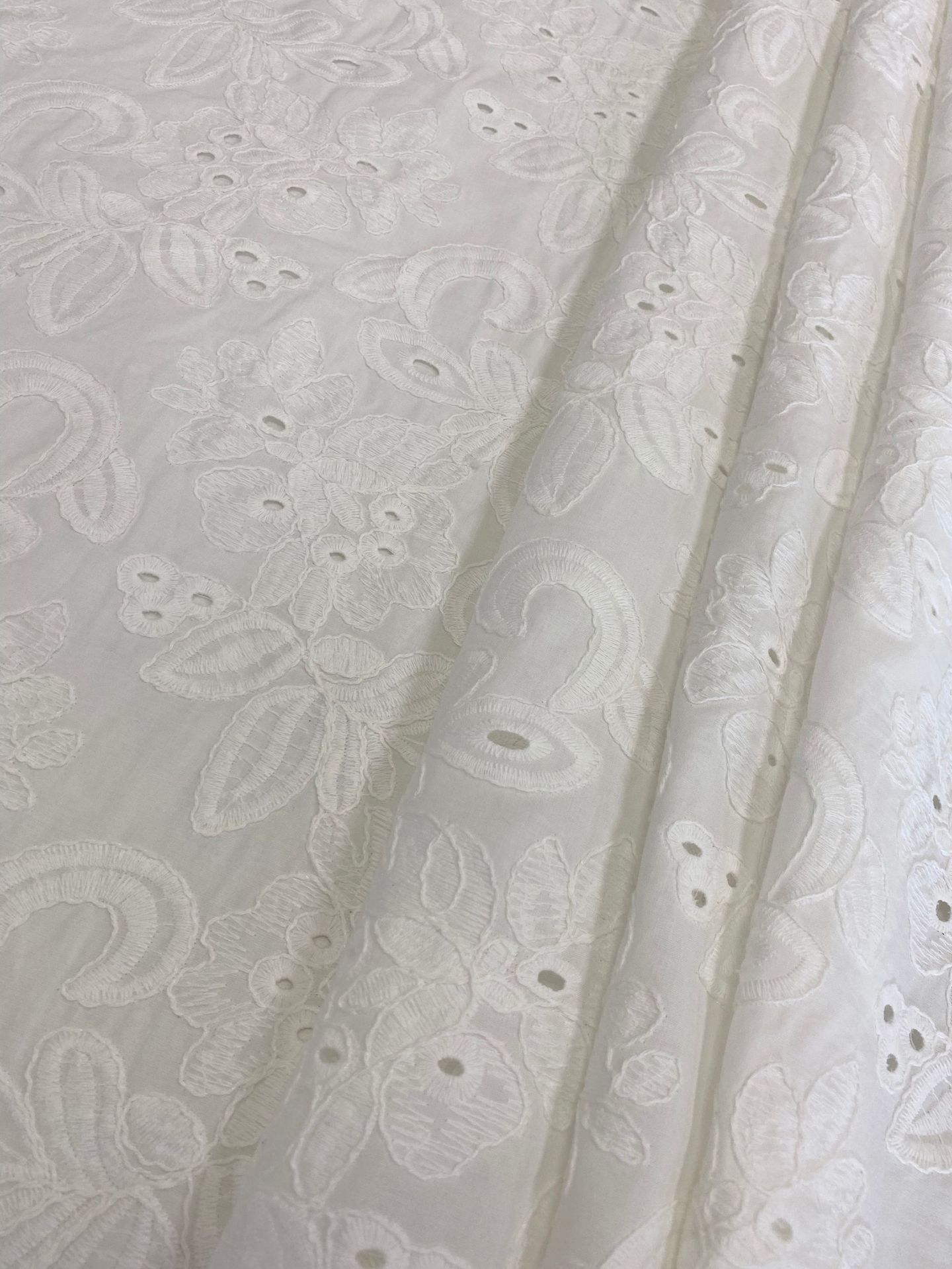 现货镂空绣花面料连衣裙打孔绣花布棉布大机绣花布全棉平绣花详情7