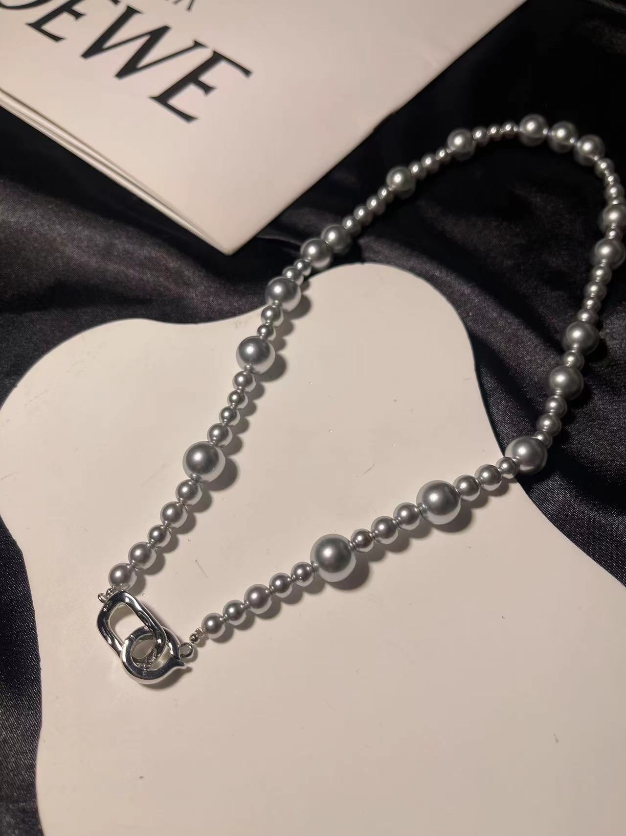 French romance is so abundant. The grey pearl necklaces come in various sizes and are versatile, elegant, trendy and fashionable in the workplace. The collarbone chain pic 5
