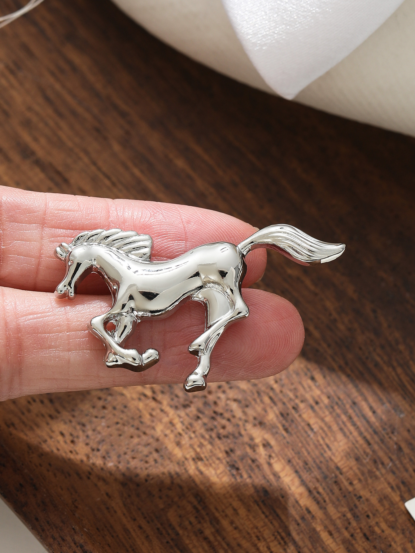 宝马骏马合金胸针男士简约大方流行时尚西装大衣配饰别针衣饰详情5