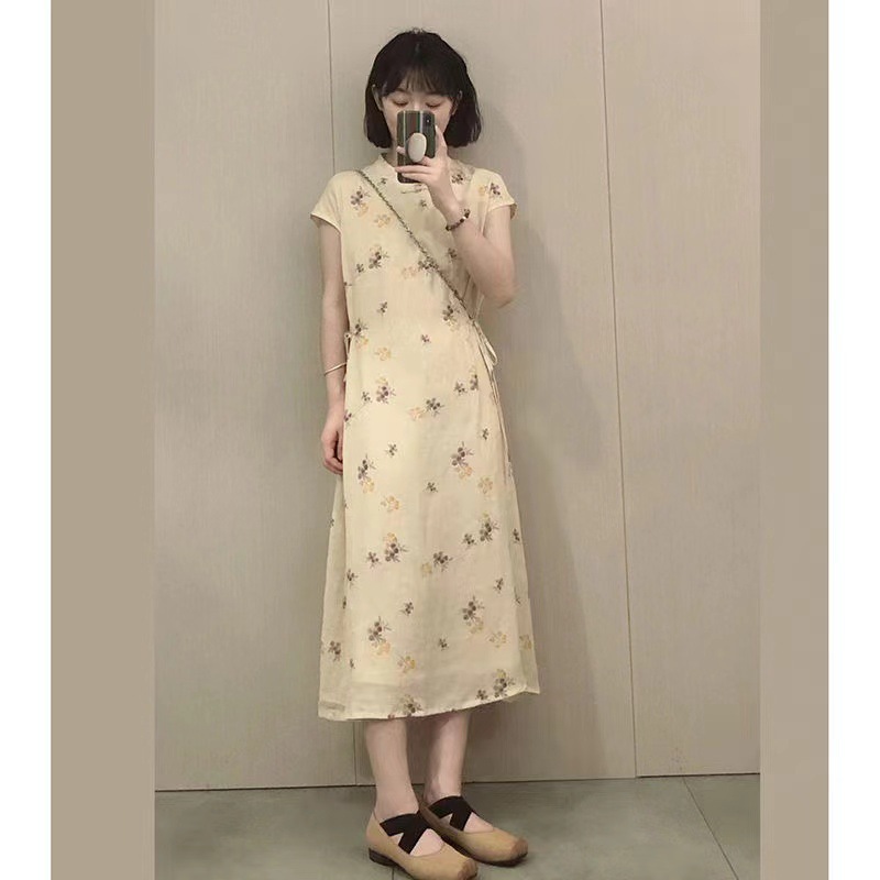 A new Chinese-style modified cheongsam dress for women in summer, featuring button-down floral prints. It is a mid-length dress for petite women with a cinched waist and a slimming look pic 2