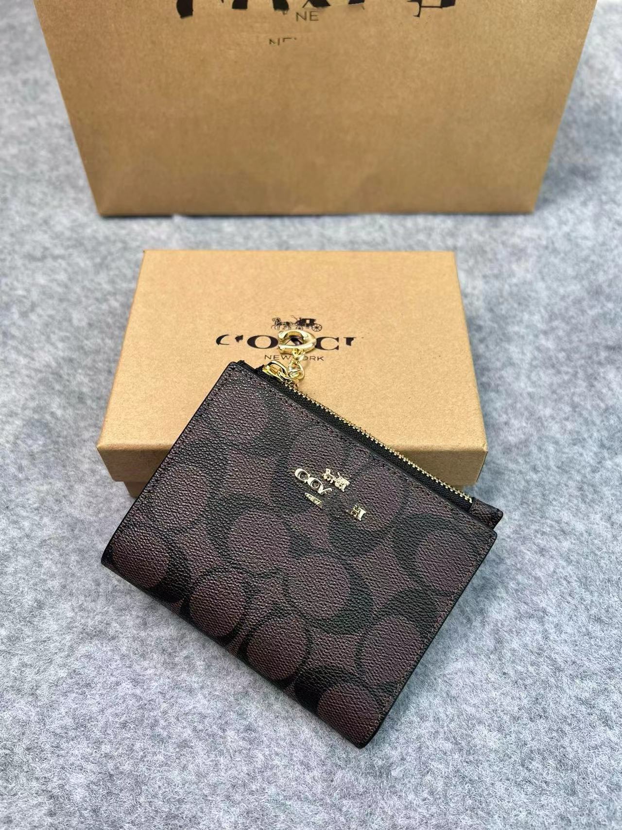 C家两折钱包多卡位PVC印花拉链钱包真皮手拿证件包多款可选详情14