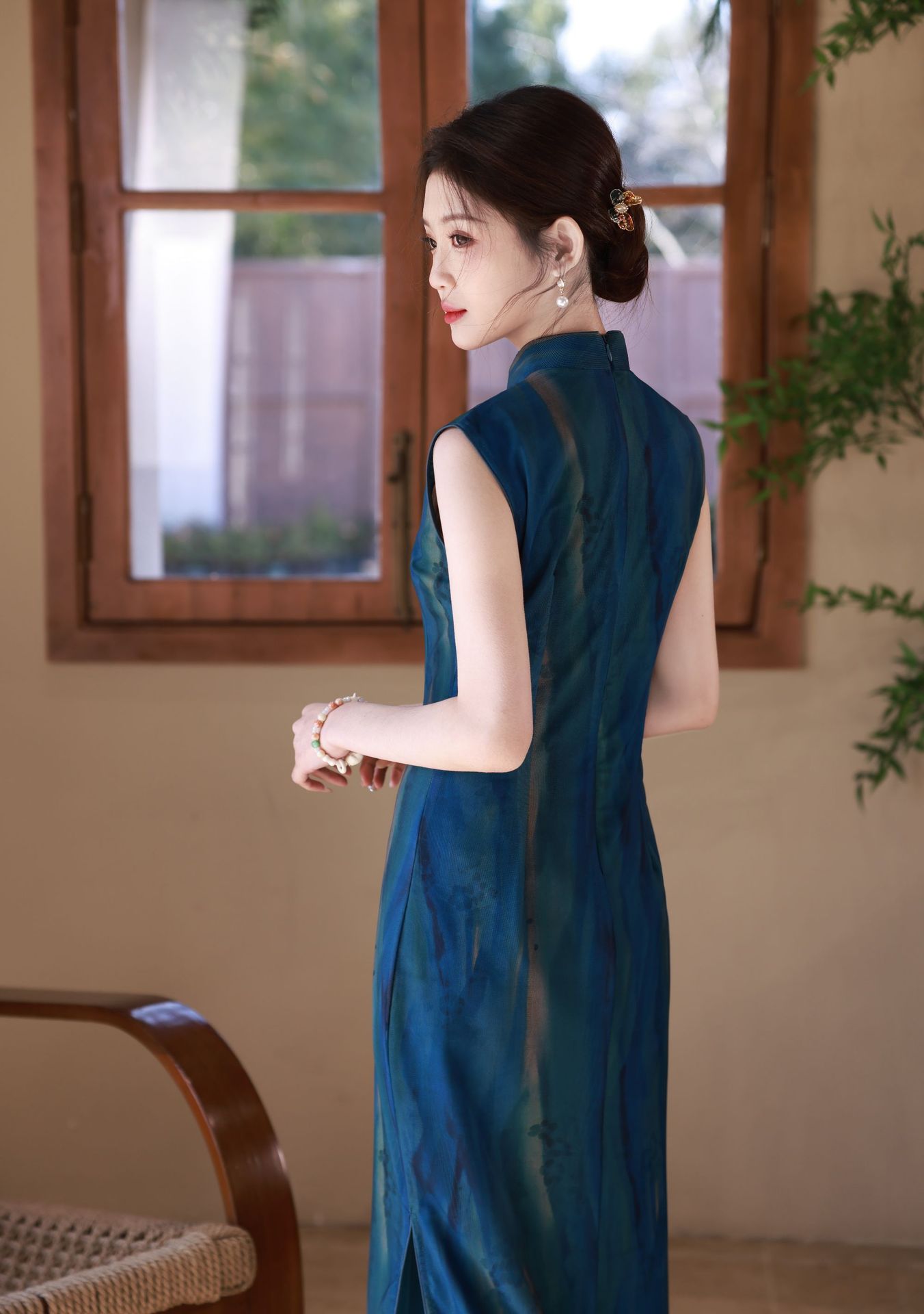 The Spring/Summer 2025 cheongsam is a long stretch mesh cheongsam that is slimming and form-fitting. It is a retro Hong Kong-style sleeveless cheongsam with a national trend pic 3