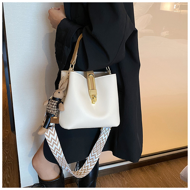 高级感大容量水桶包女2024新款潮韩系百搭宽肩带单肩包洋气斜挎包详情24