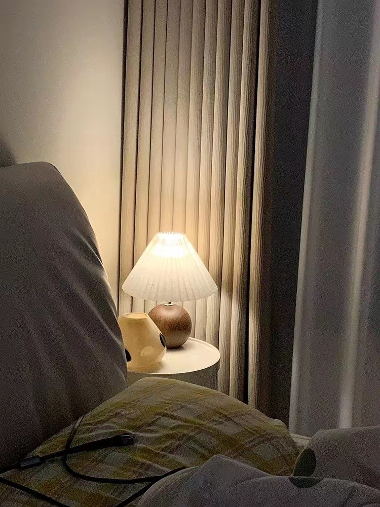 Pleated table lamp, ins Nordic ceramic bedside lamp, warm, romantic, simple, ins style, girlish, high-end and retro pic 16