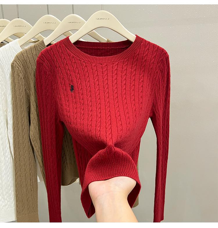 A loose embroidered knitted base layer for women can be paired with a new autumn and winter stylish long-sleeved white sweater with a twist pattern pic 25