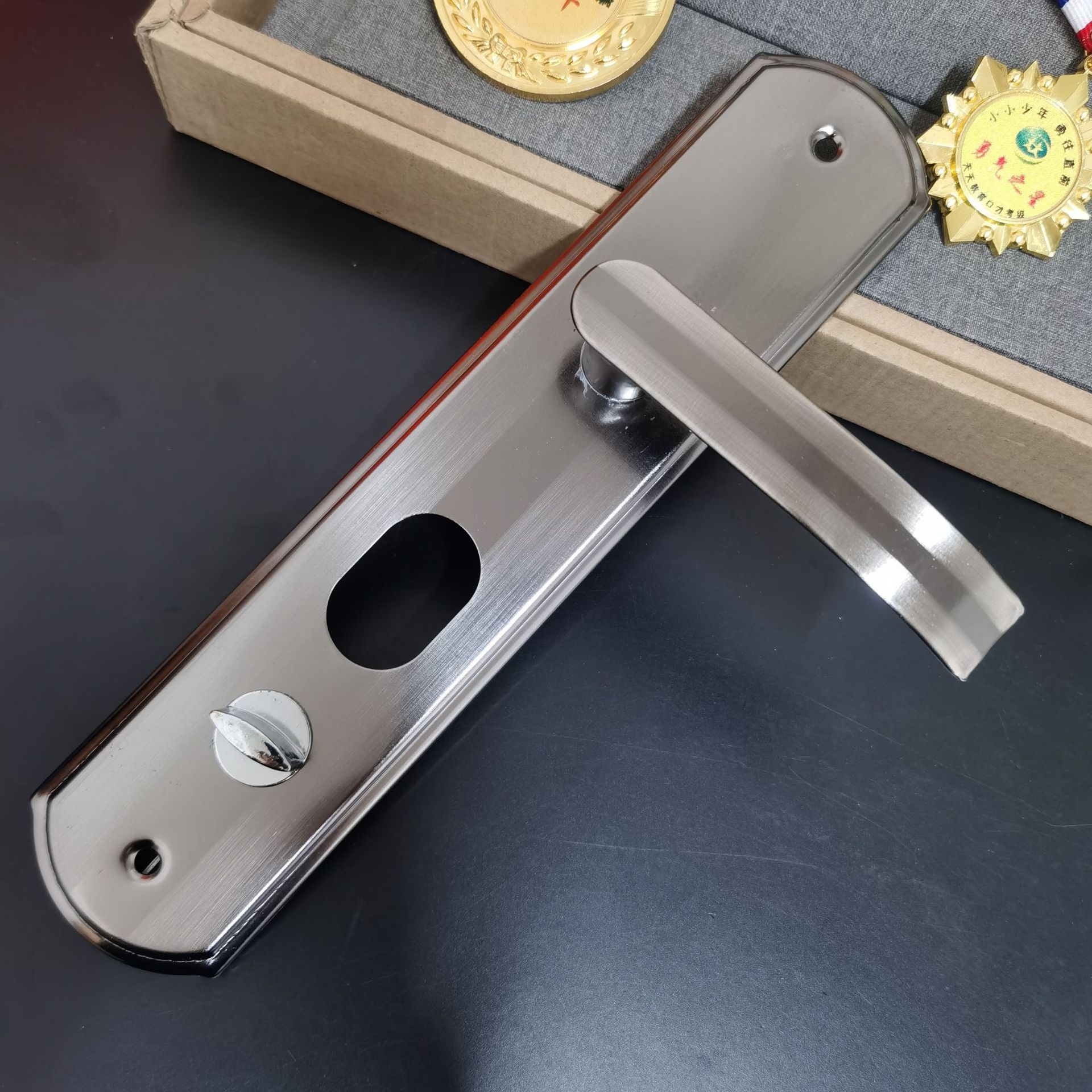 鸿威厂家直销进户门铁把手防盗大门铁拉手通用型黑金刚铁把手双活详情3