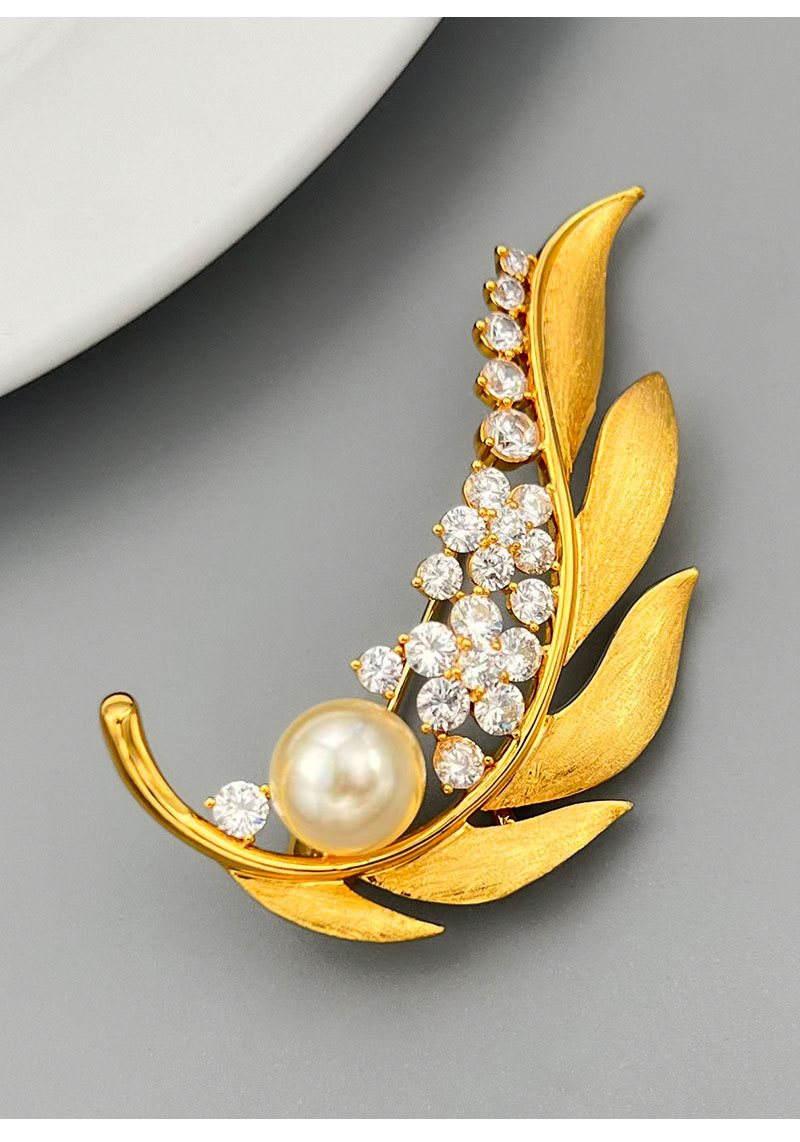 Original design, retro and high-end, gold brushed leaf brooch, copper alloy, real gold electroplated and zirconium-inlaid exquisite brooch pic 21