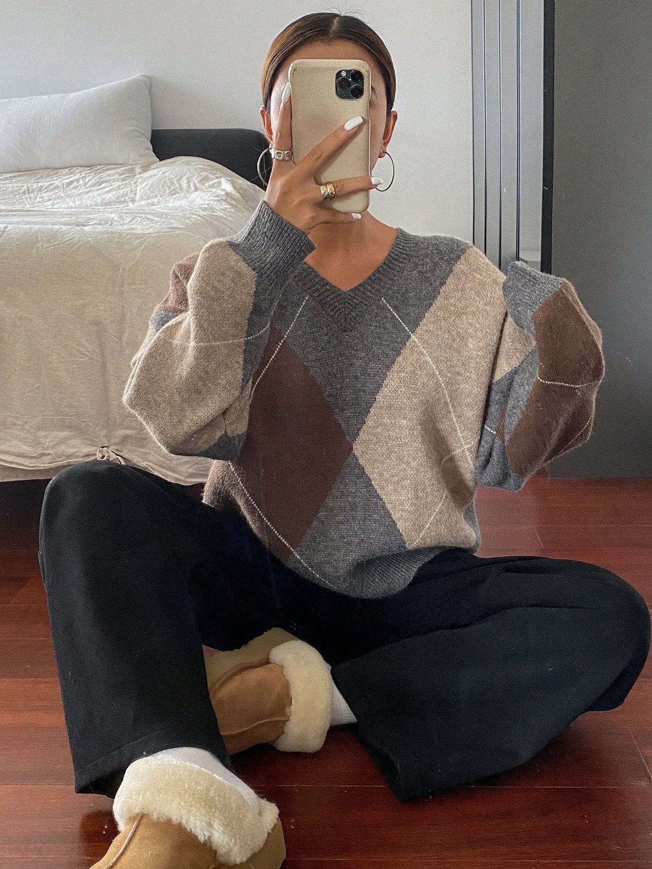 A retro color-blocking diamond-shaped V-neck sweater for women, a laid-back Korean-style knitted sweater, a casual and fashionable base layer for a trendy top pic 3
