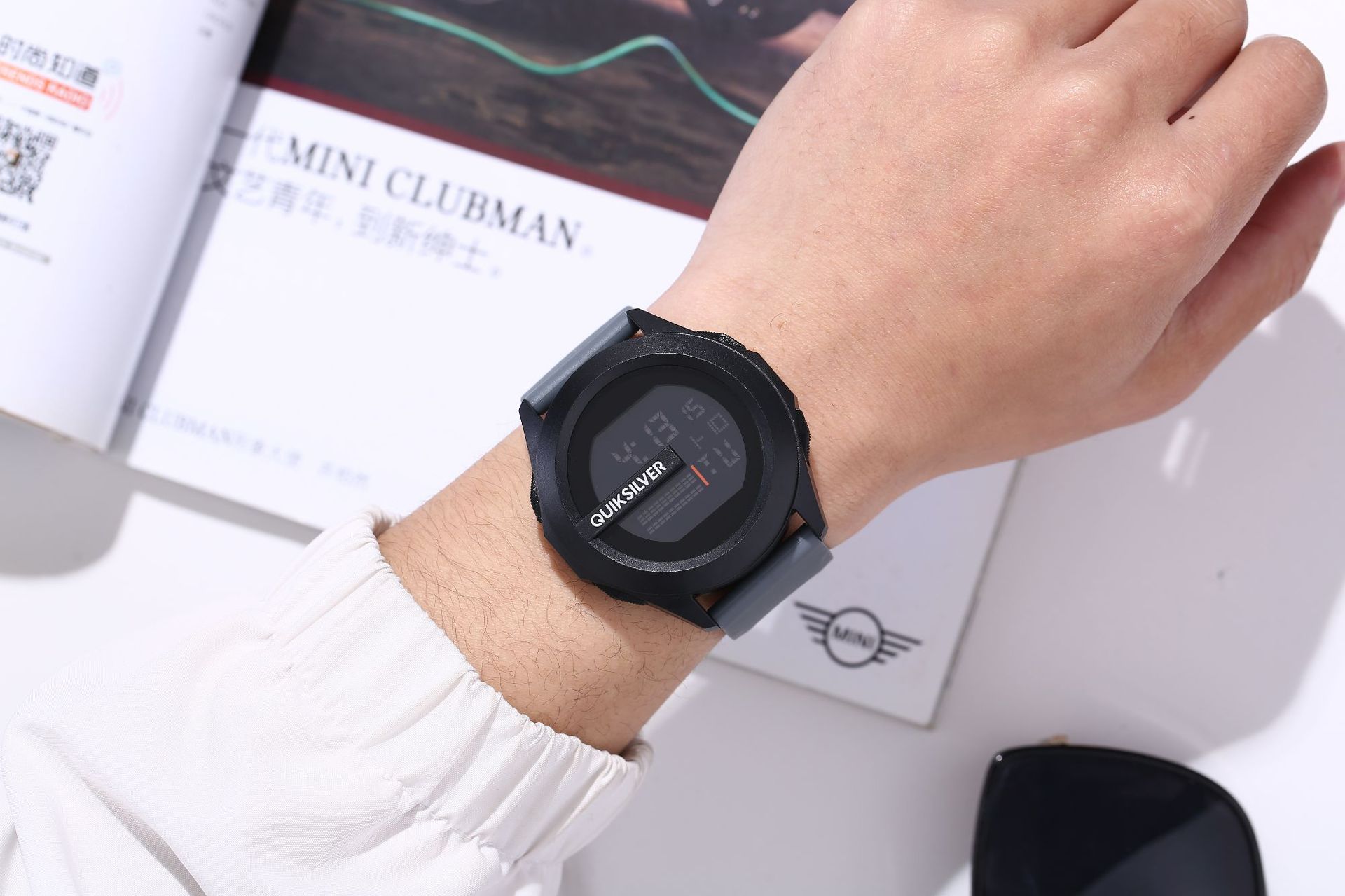 QIKSILVER唛新品男士科技电子表多功能防水夜光潮流学生电子手表详情9