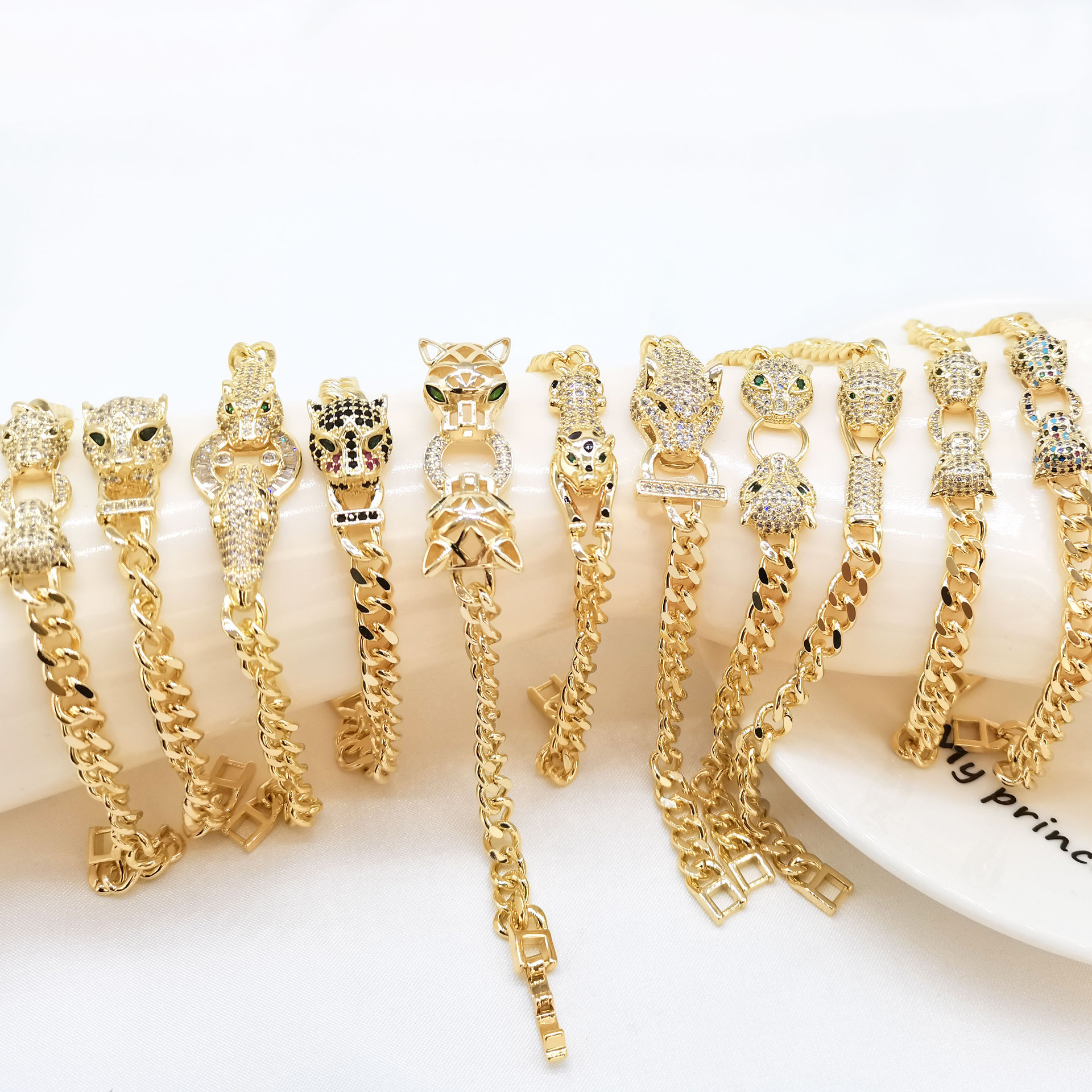 The exaggerated hip-hop Cuban chain bracelet from Europe and America is trendy for both men and women, with a cold and individualized style. The zircon leopard head bracelet is fashionable pic 12
