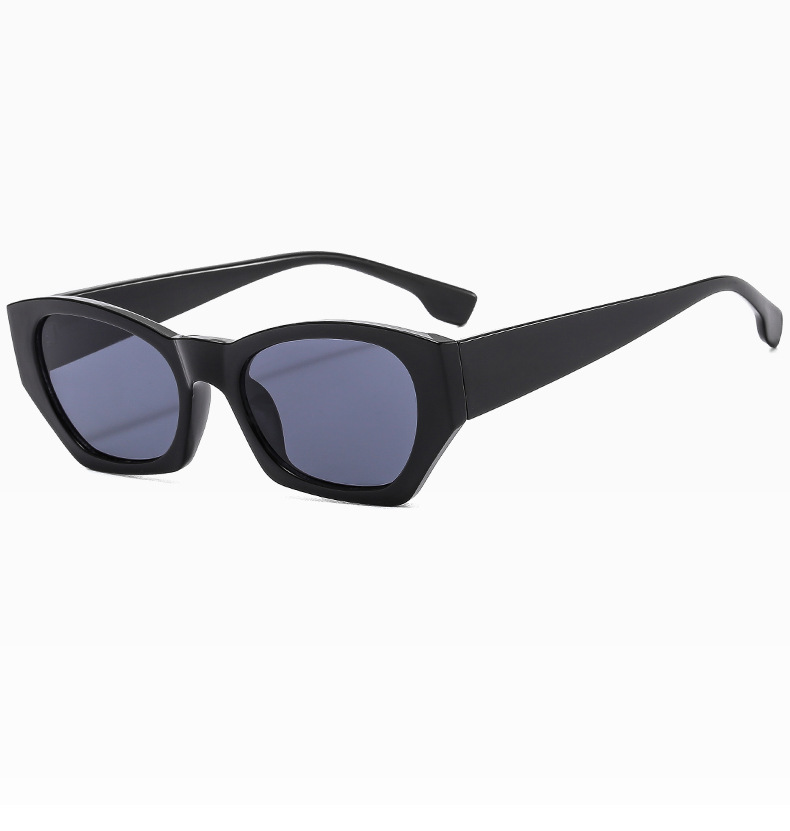 2025 New trendy sunshade sunglasses, fashionable street style small-frame sunglasses, Douyin influencer model walking the runway, Instagram female pic 12