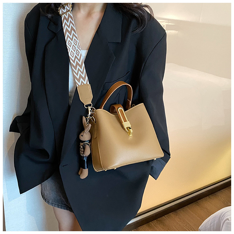 高级感大容量水桶包女2024新款潮韩系百搭宽肩带单肩包洋气斜挎包详情37