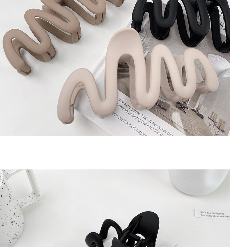 For autumn and winter, the Maillard extra-large shark clip is a fashionable wavy scratch-off clip for women with a lot of hair. It is also a hair accessory for the back of the head pic 9