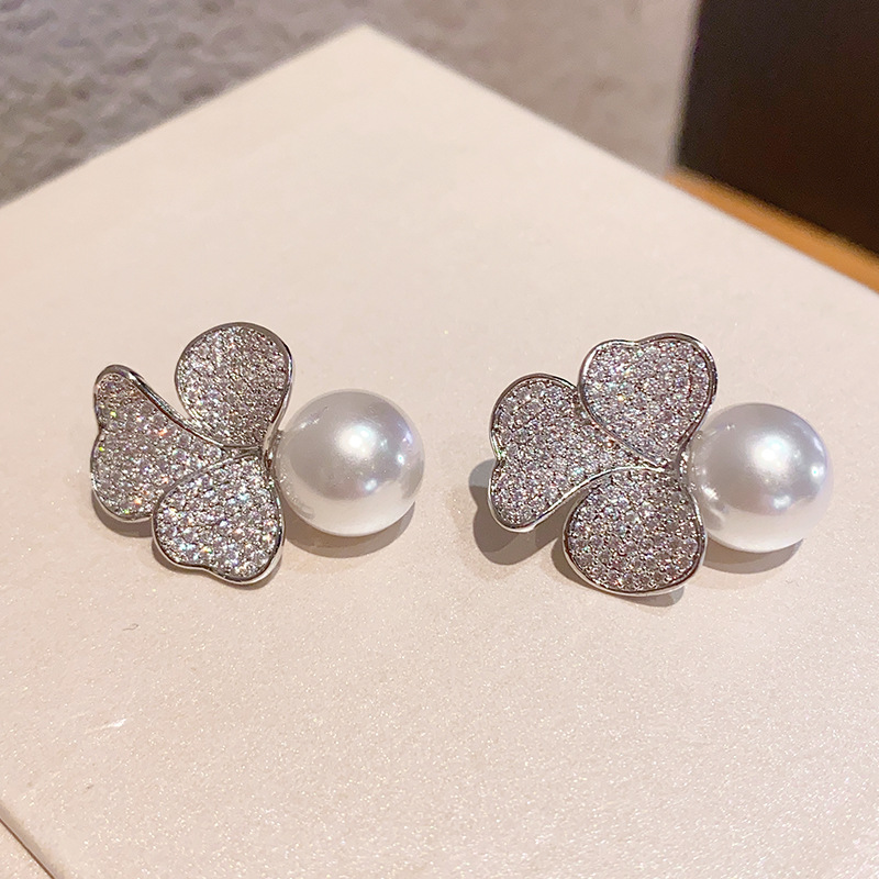 New best-selling copper-inlaid zircon stud three-petal flower pearl earrings, high-end design earrings, exquisite and versatile for women pic 8