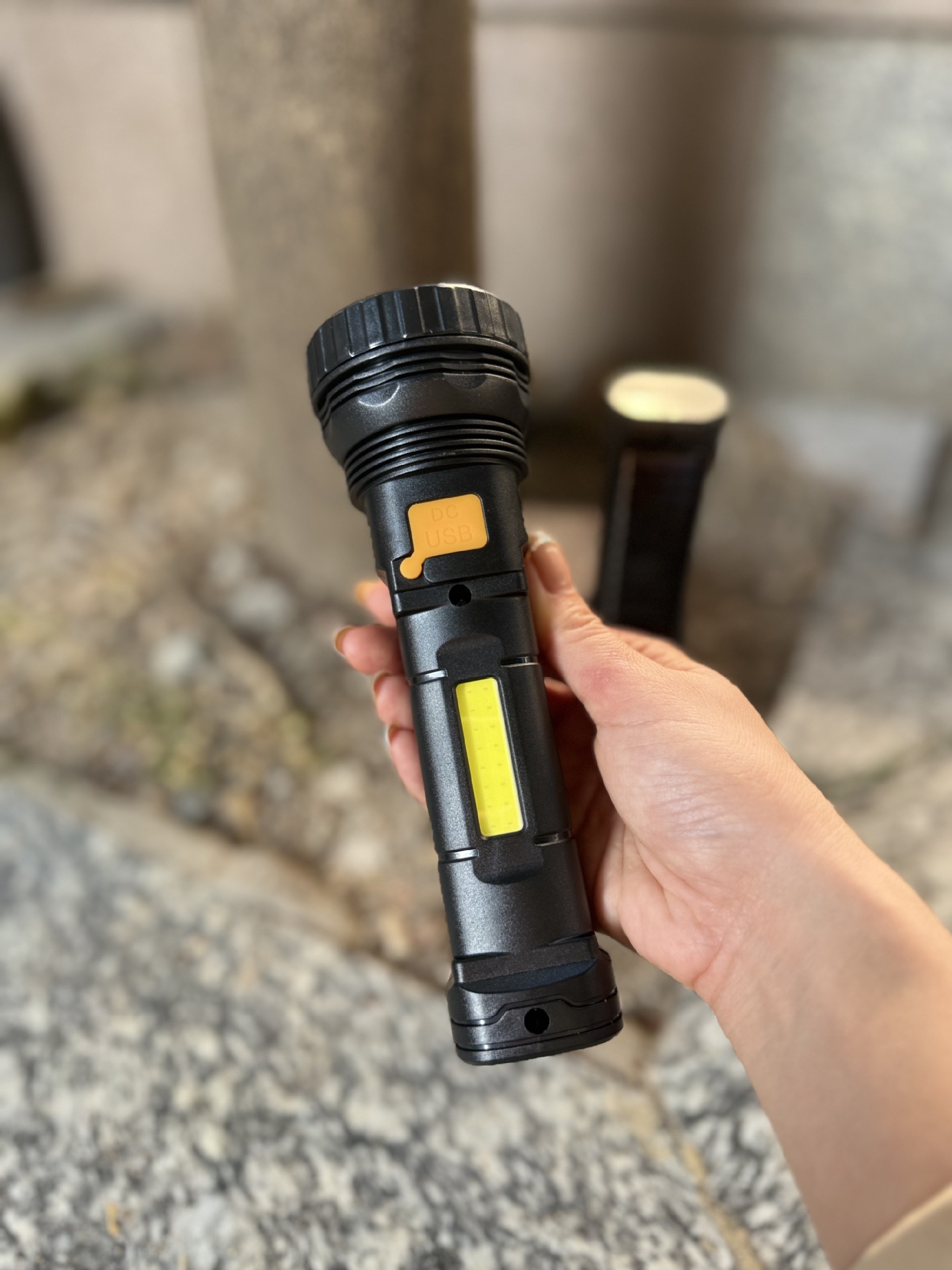 太阳能手电筒强光带COB侧灯充电远射超长续航户外应急手握式电筒详情5