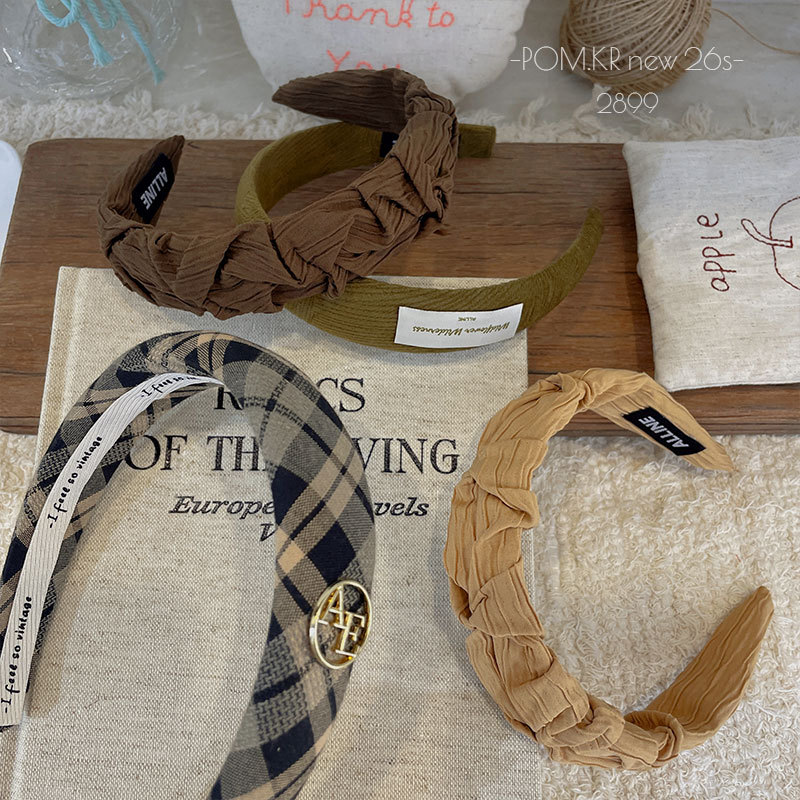 The new Korean-style checkered headband exudes a sense of sophistication for girls. The letter headband is versatile for autumn and winter. The high top hairpin creates an atmosphere for girls pic 3