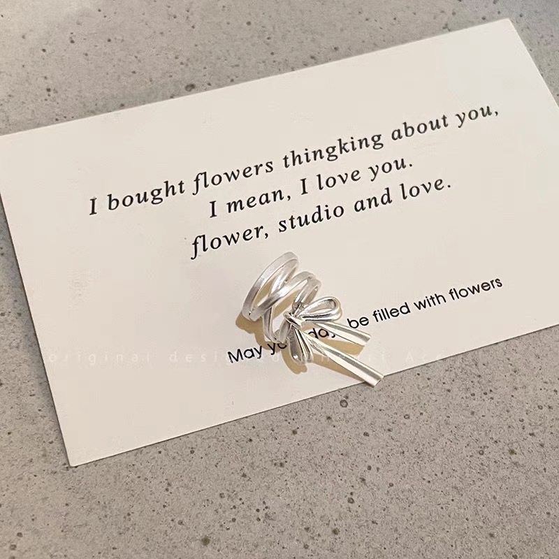 The matte bow ear bone clip with a touch of light luxury and high-end feel is a bestseller for Spring/Summer 2024. It is a niche accessory with no holes and a high-end feel pic 3