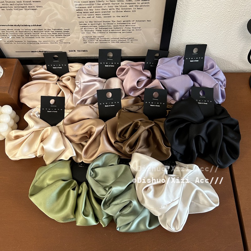 High-quality, retro large intestine hair band with a large 18cm diameter satin finish, exuding a fashionable and high-end vibe. Large intestine hair band headband pic 1