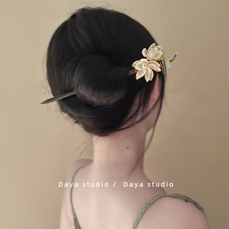New Chinese-style, super ethereal, retro flower hairpin, a niche design for women, with a gentle and simple style. It is a coiled hairpin for the back of the head pic 2