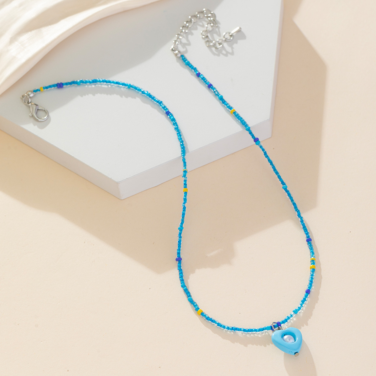 Colorful beaded necklaces in a cute and sweet style, pearl heart-shaped collarbone chains with versatile pendants and necklaces wholesale in a fresh and clean style pic 1