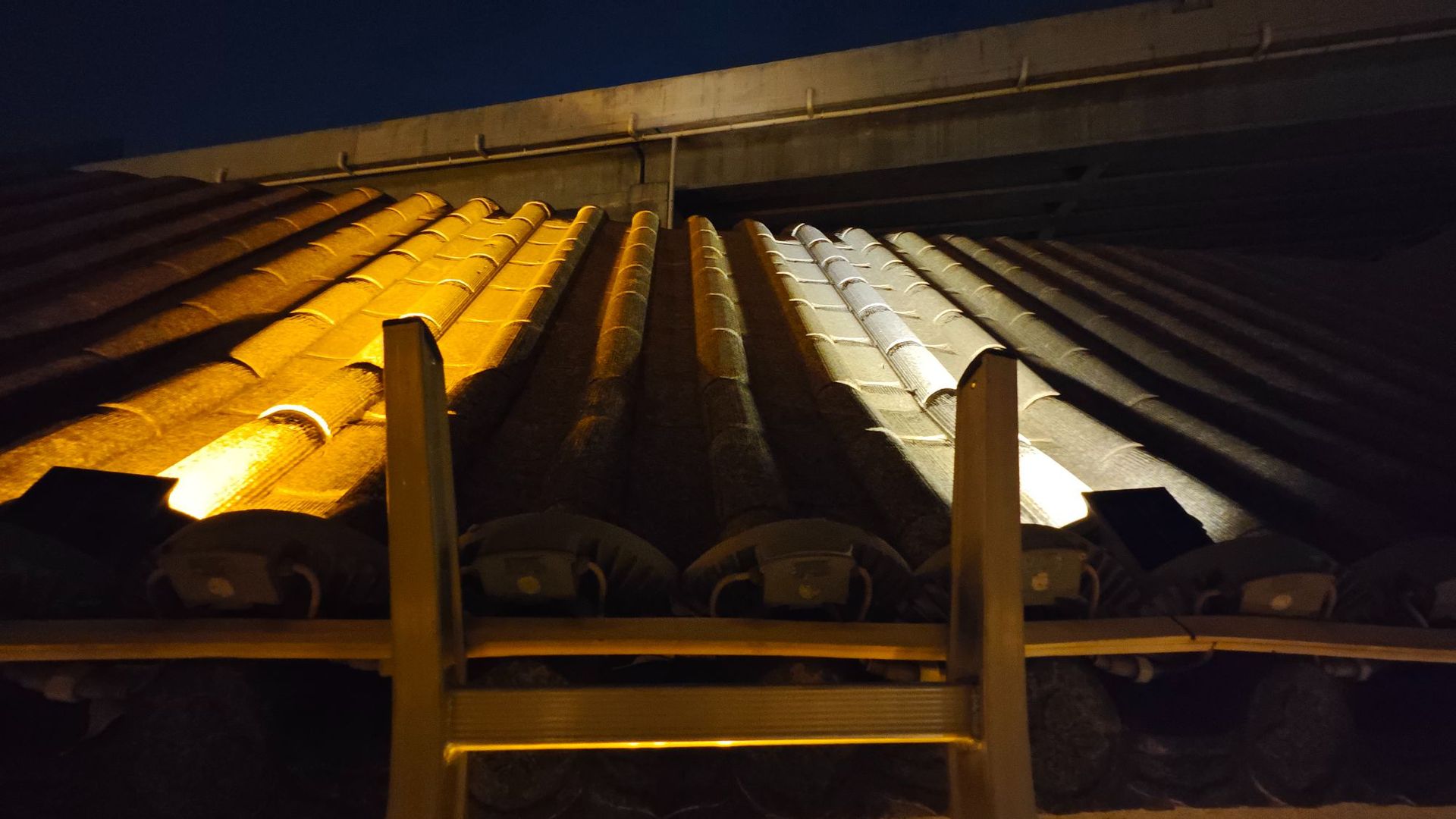 Solar tile lights, tree-hugging crescent-shaped pavilion roof projection, ancient architectural corrugated lights, led outdoor waterproof spotlights pic 20