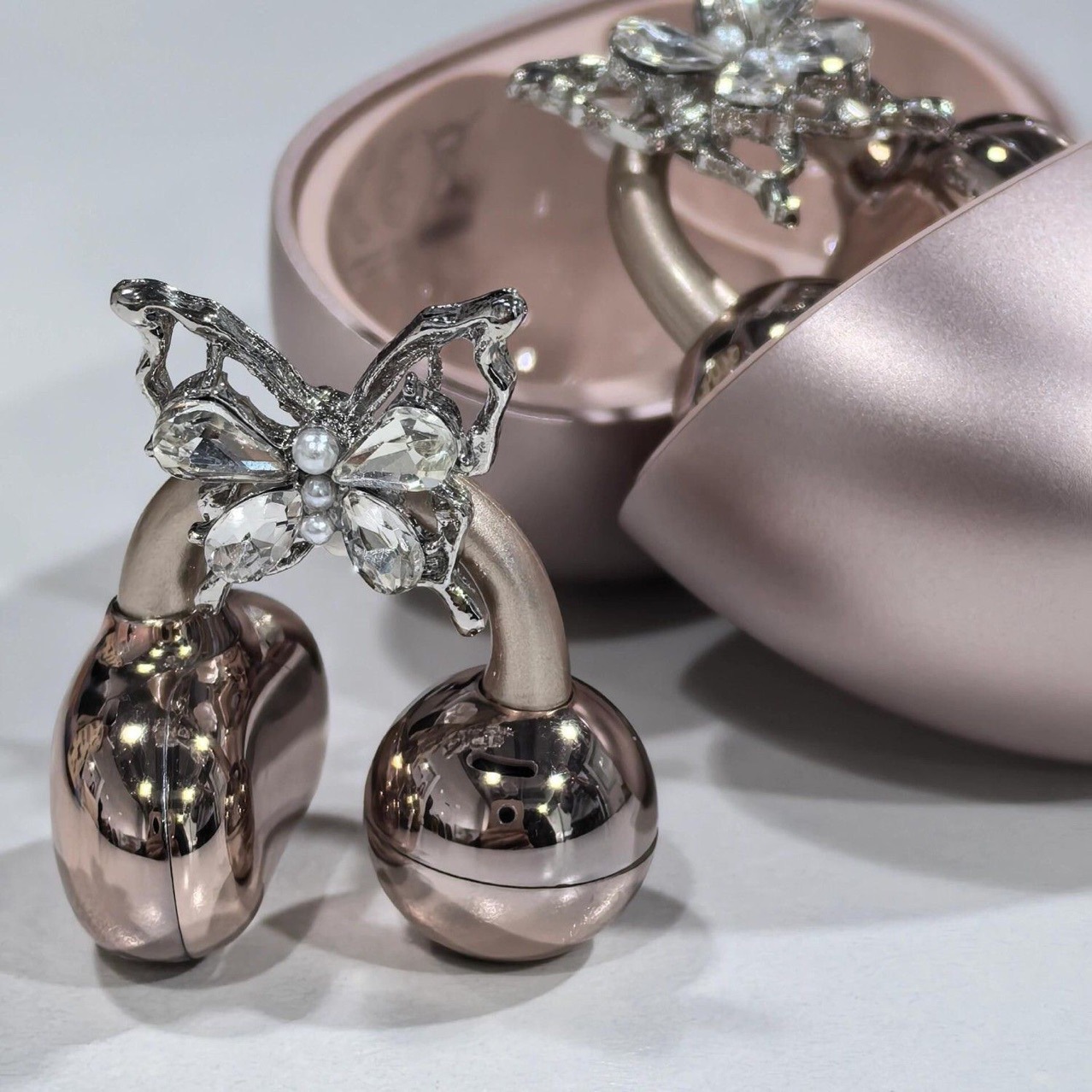 满钻蝴蝶结耳机钻扣欧美风小众设计轻奢高级感耳机夹diy配件高级详情2